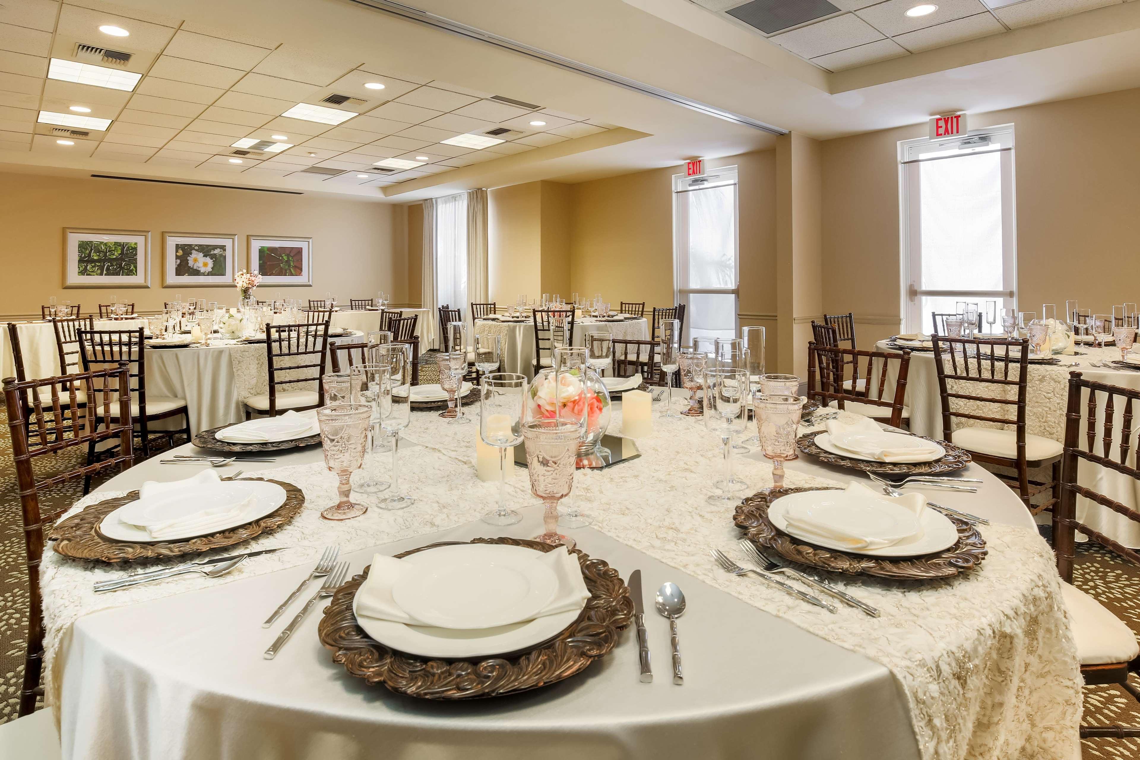 Hilton Garden Inn Bakersfield Bagian luar foto