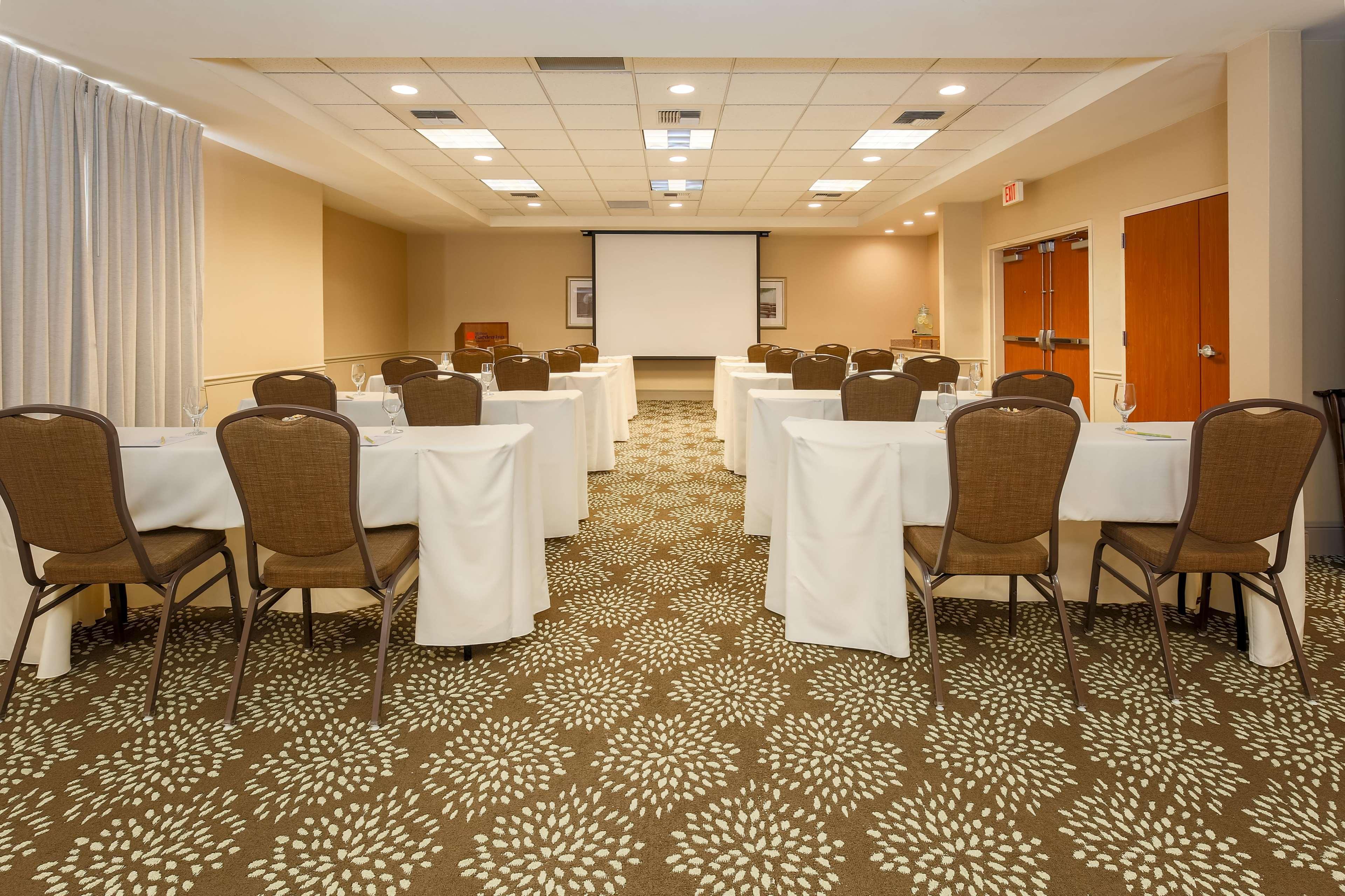 Hilton Garden Inn Bakersfield Bagian luar foto