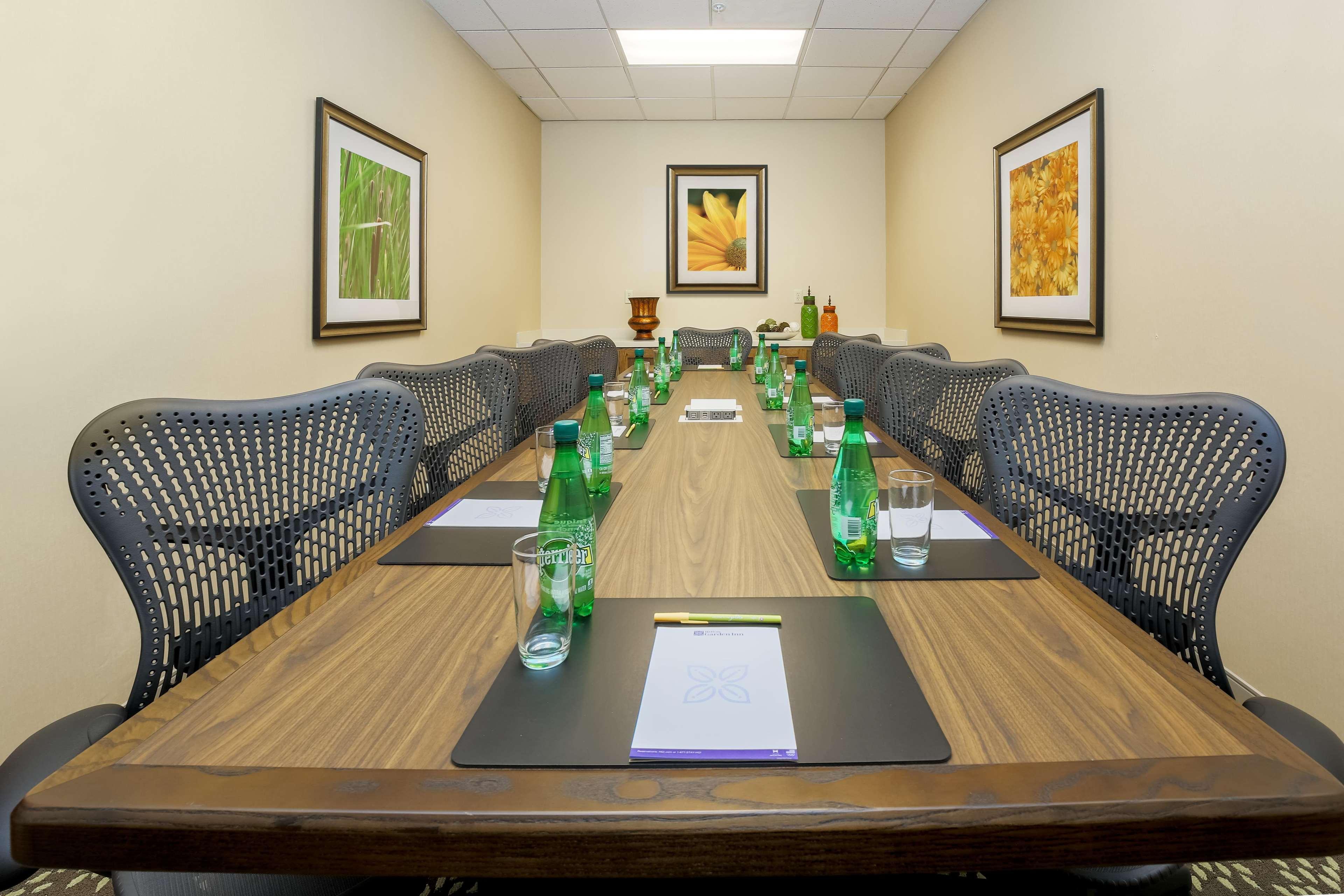Hilton Garden Inn Bakersfield Bagian luar foto
