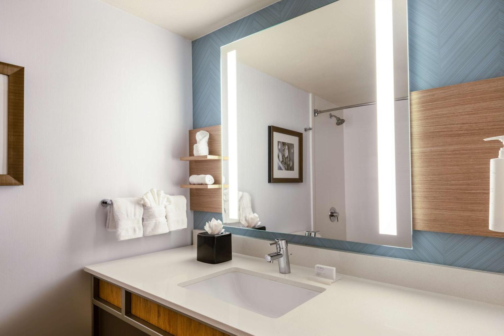 Hilton Garden Inn Bakersfield Bagian luar foto