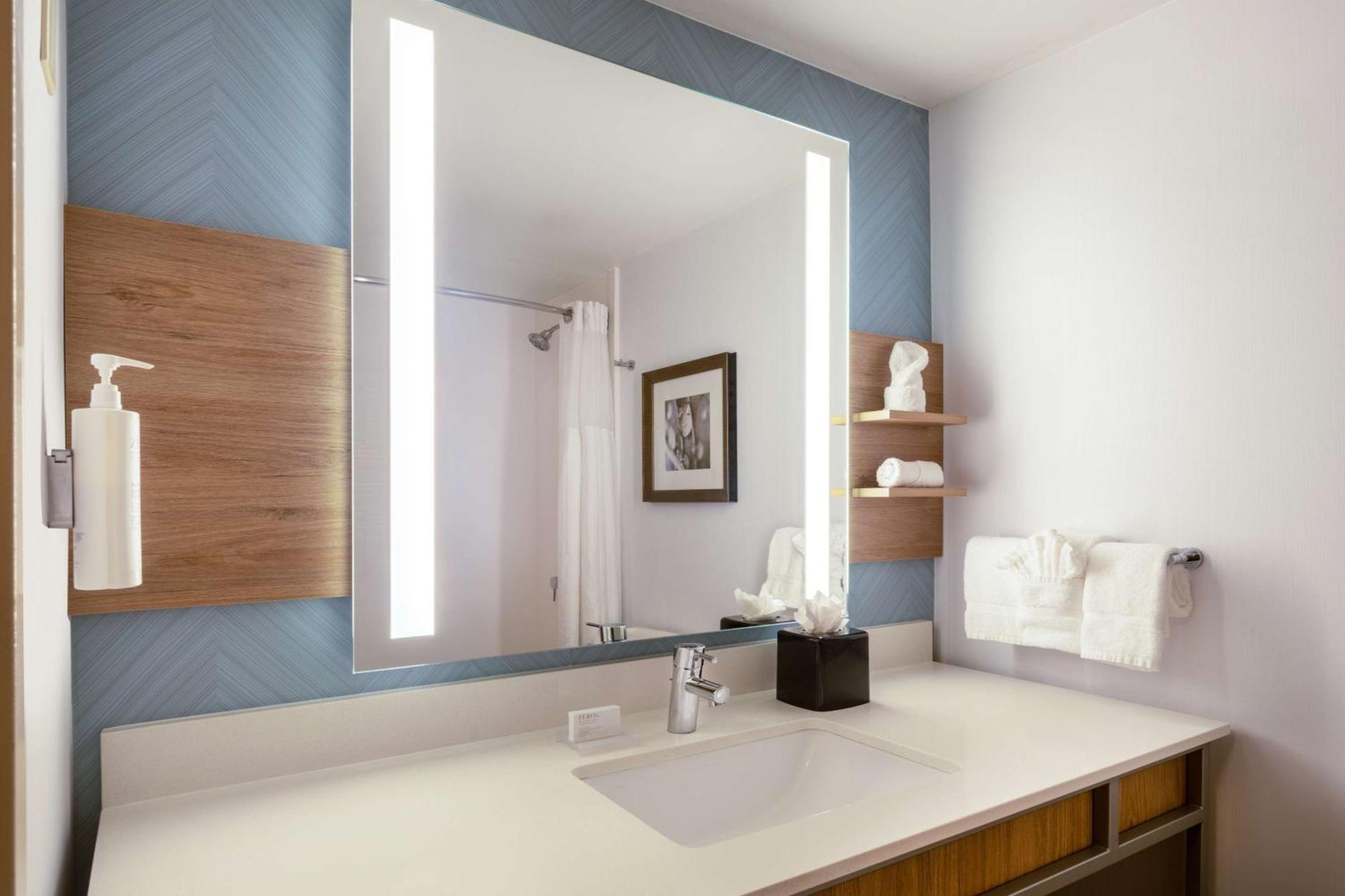 Hilton Garden Inn Bakersfield Bagian luar foto