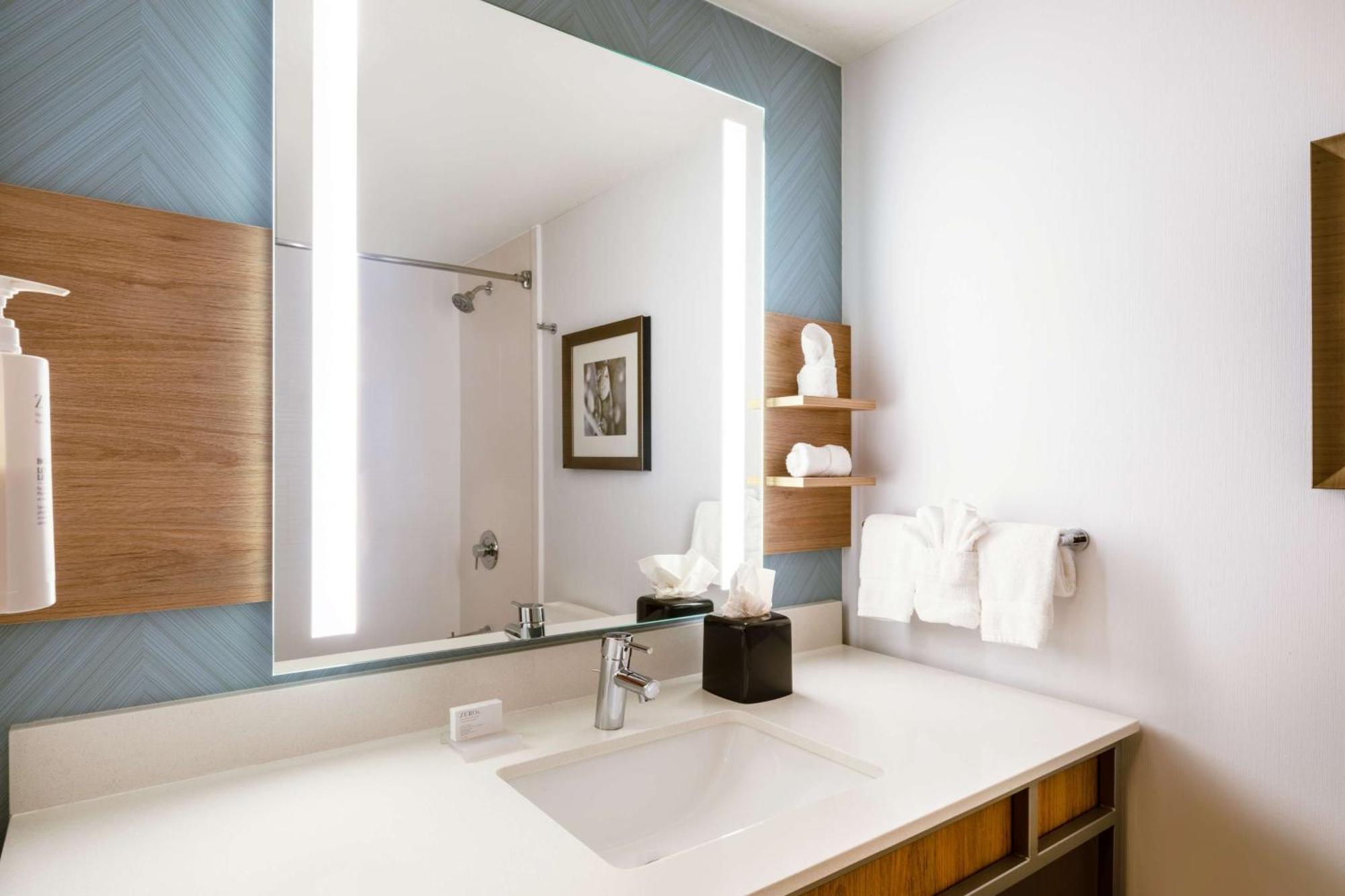 Hilton Garden Inn Bakersfield Bagian luar foto
