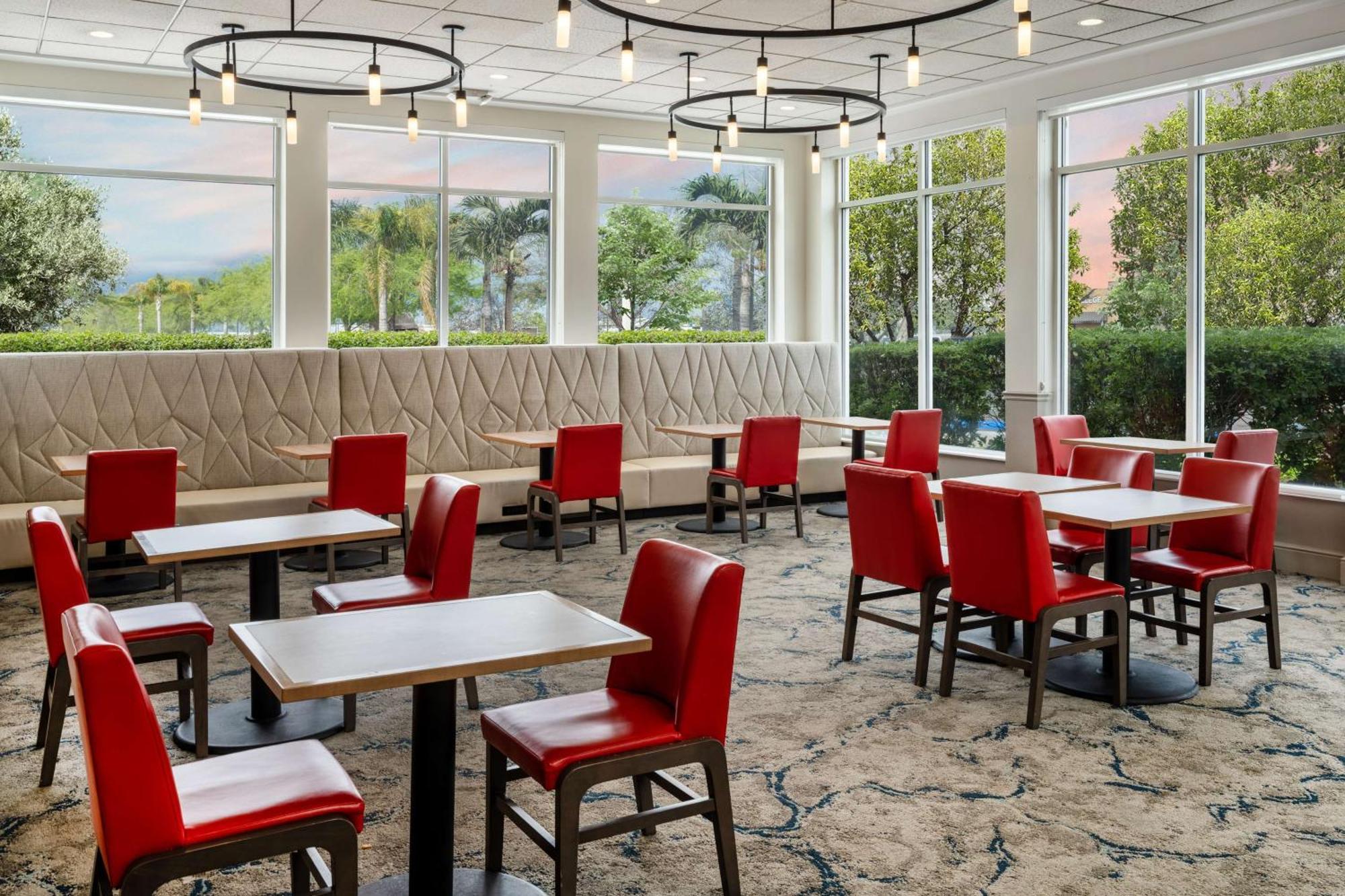 Hilton Garden Inn Bakersfield Bagian luar foto